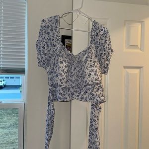 Rue 21 Tie back peasant top